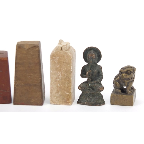 1877 - Chinese seals including carved stone and bronze examples, the largest 3.5cm high