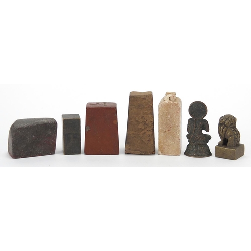 1877 - Chinese seals including carved stone and bronze examples, the largest 3.5cm high