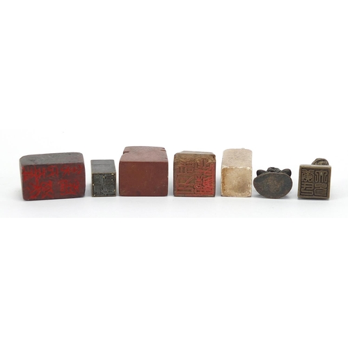 1877 - Chinese seals including carved stone and bronze examples, the largest 3.5cm high