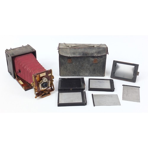 558 - Victorian Sanderson camera, Regular Model with glass plates and leather case, the inserts 14cm x 10.... 