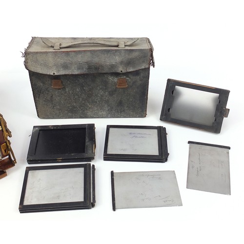 558 - Victorian Sanderson camera, Regular Model with glass plates and leather case, the inserts 14cm x 10.... 