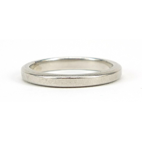57 - Platinum wedding band, size J/K, 4.0g - this lot is sold without buyer’s premium, the hammer price i... 