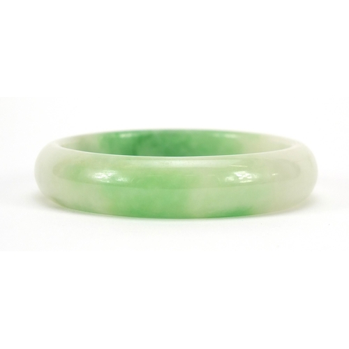 1327 - Chinese green jade bangle, 7cm in diameter