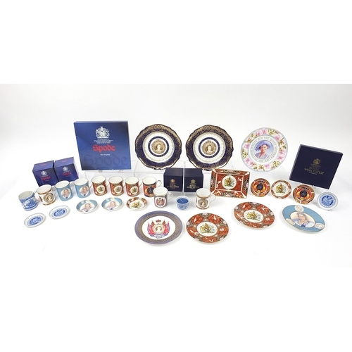 1229 - Extensive collection of Royal Worcester and Spode commemorative items including plates with boxes