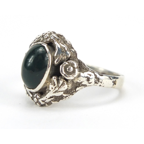 1153 - Naturalistic silver ring set with a cabochon green stone, size O/P, 5.2g