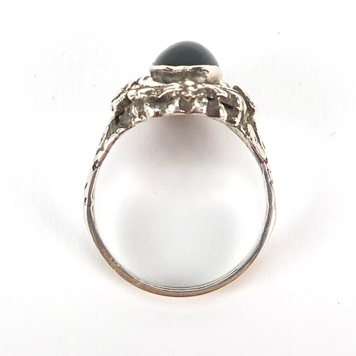 1153 - Naturalistic silver ring set with a cabochon green stone, size O/P, 5.2g