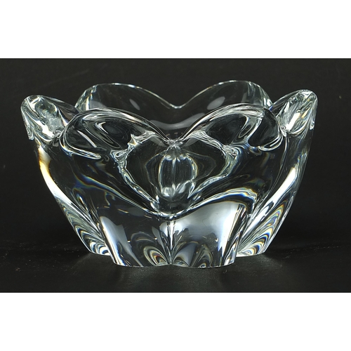 422 - Baccarat, French crystal glass flower head bowl, 14cm in diameter