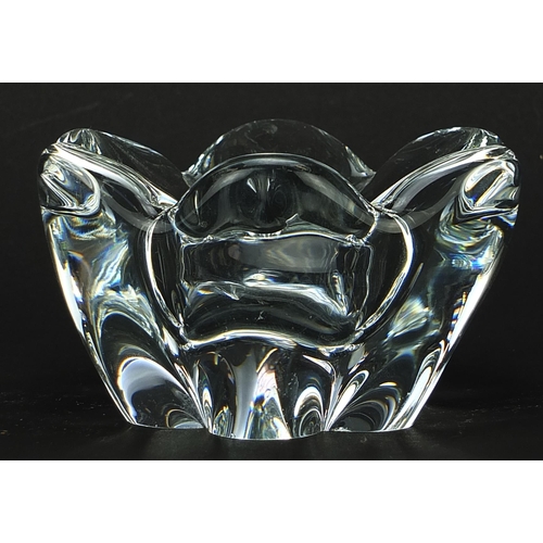 422 - Baccarat, French crystal glass flower head bowl, 14cm in diameter