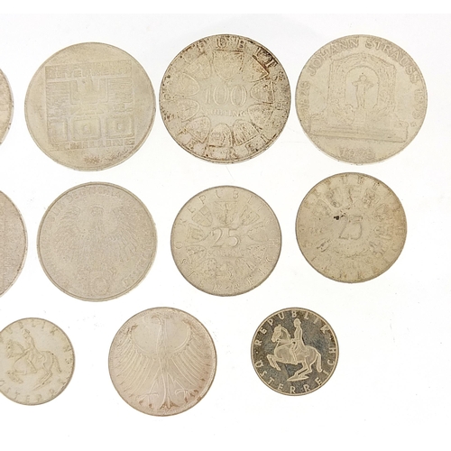 319 - Dutch silver coinage including schillings, 183g