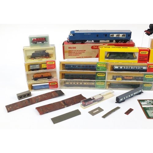 748 - 00 gauge and Minitrix and Hornby model railways and accessories including locomotives and carriages,... 