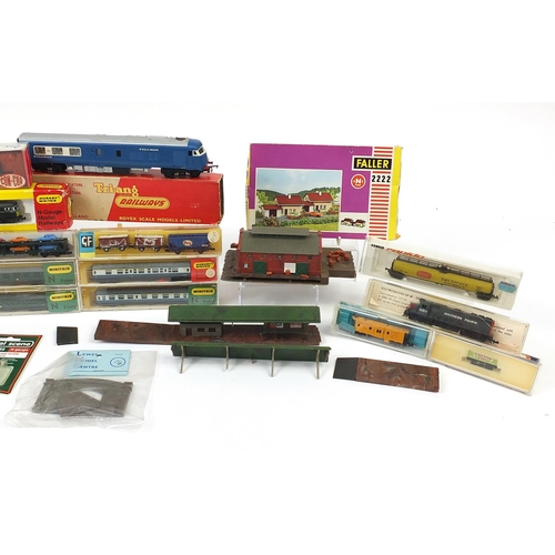 748 - 00 gauge and Minitrix and Hornby model railways and accessories including locomotives and carriages,... 