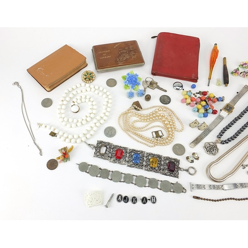 1250 - Vintage and later costume jewellery including necklaces and brooches