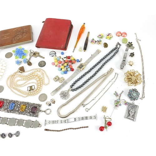 1250 - Vintage and later costume jewellery including necklaces and brooches