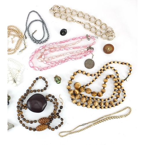 1250 - Vintage and later costume jewellery including necklaces and brooches