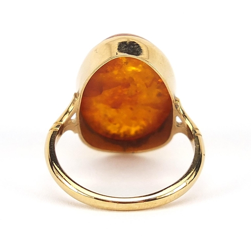 879 - 9ct gold cabochon amber ring, size O, 3.1g