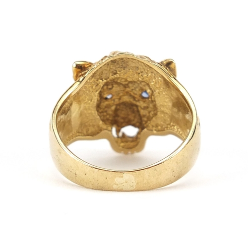 761 - 9ct gold lion head ring with sapphire eyes, size S, 7.4g