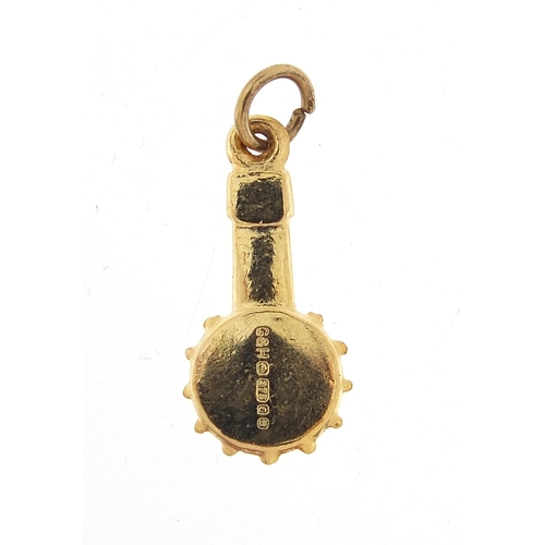 1067 - 9ct gold banjo charm, 1.8cm high, 0.5g