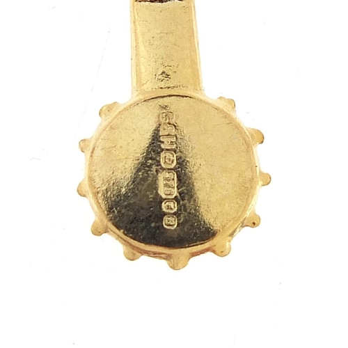 1067 - 9ct gold banjo charm, 1.8cm high, 0.5g