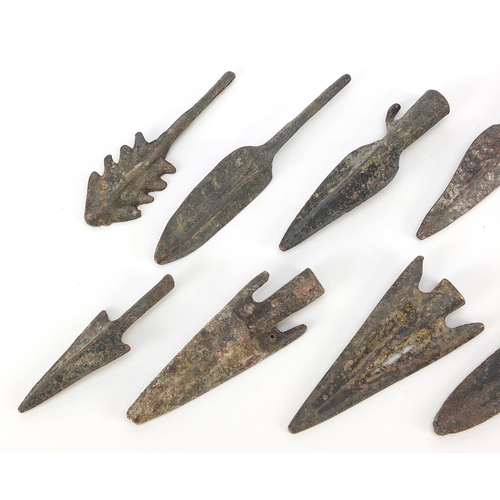 1385 - Collection of bronze arrow heads, the largest approximately 7cm in length