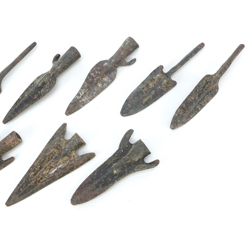 1385 - Collection of bronze arrow heads, the largest approximately 7cm in length