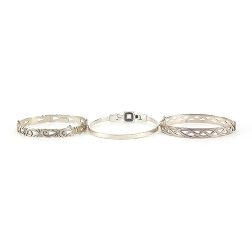 1062 - Three silver bangles including two with pierced decoration, 43.0g