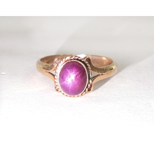 755 - 9ct gold cabochon star ruby ring, size M, 2.9g