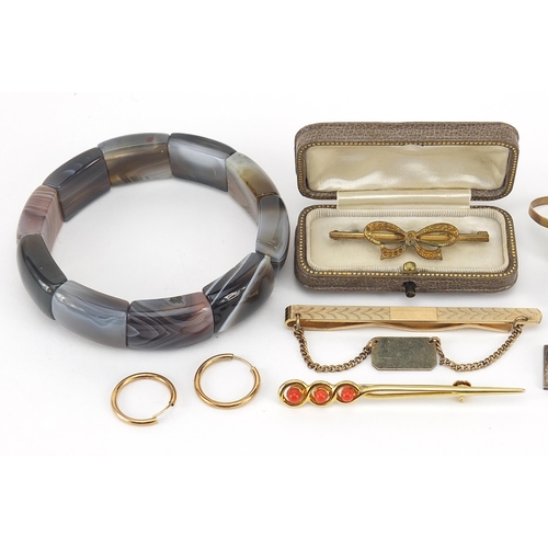 1134 - Antique and later jewellery including a cabochon garnet ring, riding crop bar brooch, silver gilt an... 