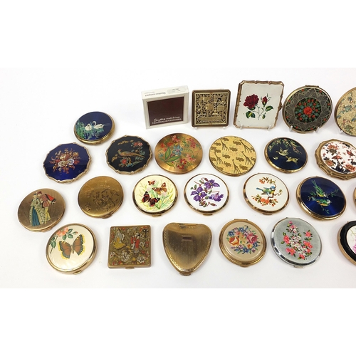 134 - Thirty vintage ladies compacts, some with cases including Stratton and Vogue