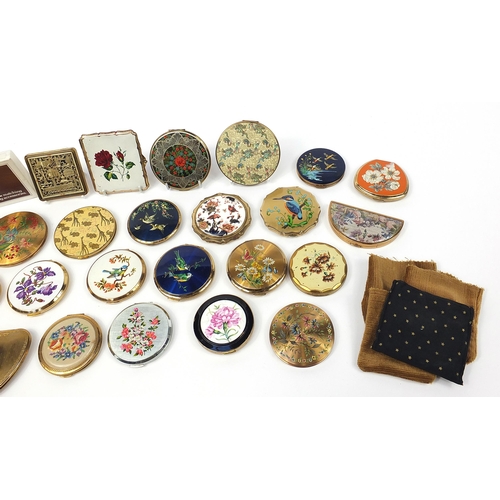 134 - Thirty vintage ladies compacts, some with cases including Stratton and Vogue