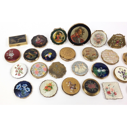 135 - Thirty vintage ladies compacts including Stratton