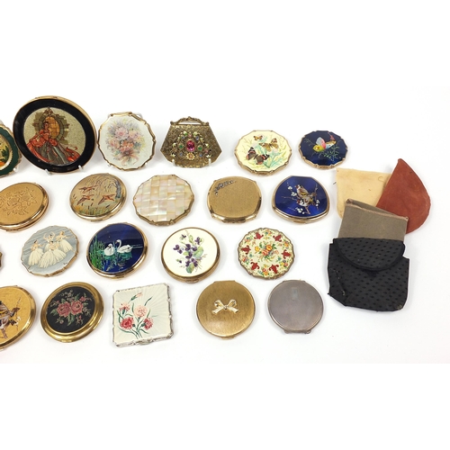 135 - Thirty vintage ladies compacts including Stratton