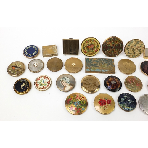 132 - Thirty vintage ladies compacts including Stratton