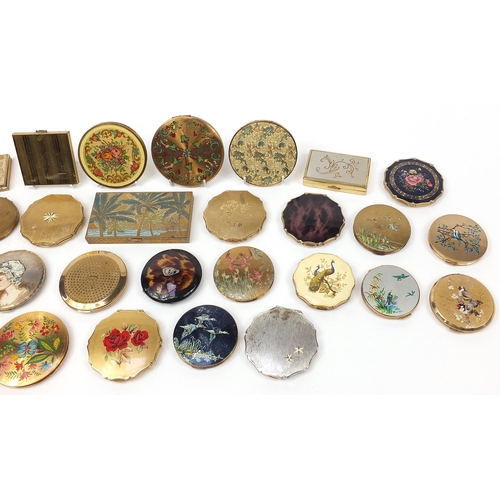 132 - Thirty vintage ladies compacts including Stratton