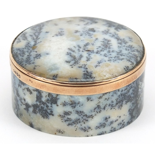 28 - Edwardian moss agate patch box with 9ct gold mounts, London 1908, 5.5cm in diameter