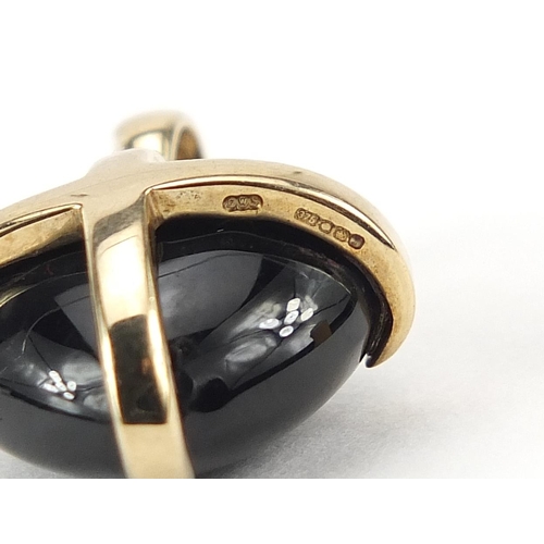 922 - 9ct gold black onyx love heart pendant, 2.4cm high, 3.8g