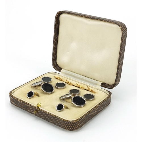 1116 - Set of Art Deco gentlemen's black enamel dress studs and cufflinks housed in a fitted case