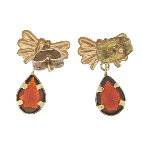 939 - Pair of 9ct gold garnet drop earrings, 1.5cm high, 1.0g