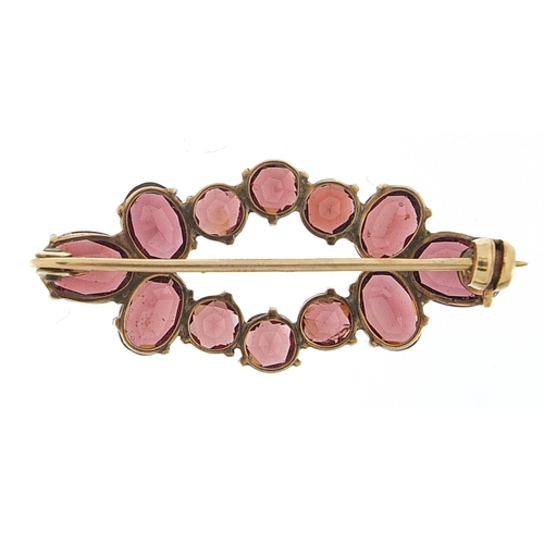 943 - Antique unmarked gold garnet brooch, 3.5cm wide, 3.6g