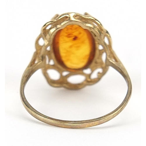 955 - 9ct gold cabochon amber ring, size R, 2.5g