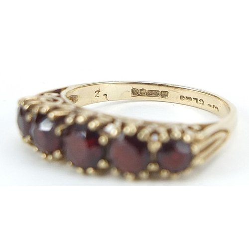 972 - 9ct gold graduated garnet five stone ring, size L/M, 2.3g