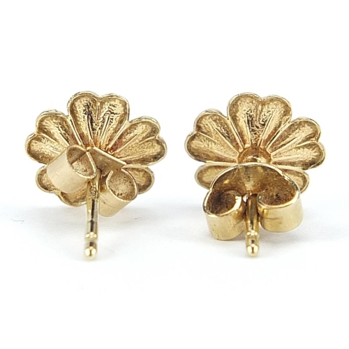 995 - Pair of 9ct gold flower head stud earrings, 9mm in diameter, 0.8g