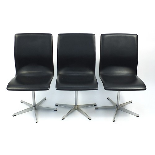 638 - Arne Jacobsen Fritz Hansen, set of six Danish Oxford chairs on swiveling chrome bases, with labels n... 