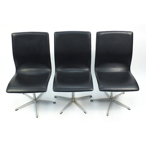 638 - Arne Jacobsen Fritz Hansen, set of six Danish Oxford chairs on swiveling chrome bases, with labels n... 