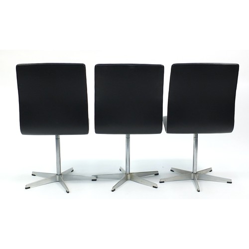 638 - Arne Jacobsen Fritz Hansen, set of six Danish Oxford chairs on swiveling chrome bases, with labels n... 