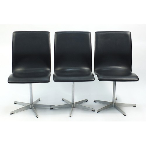 638 - Arne Jacobsen Fritz Hansen, set of six Danish Oxford chairs on swiveling chrome bases, with labels n... 