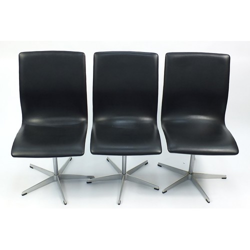 638 - Arne Jacobsen Fritz Hansen, set of six Danish Oxford chairs on swiveling chrome bases, with labels n... 