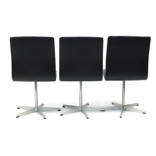 638 - Arne Jacobsen Fritz Hansen, set of six Danish Oxford chairs on swiveling chrome bases, with labels n... 