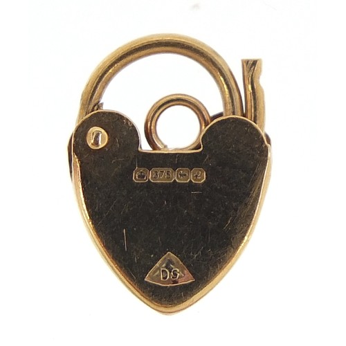 1013 - 9ct gold love heart padlock, 1.4cm high, 0.8g