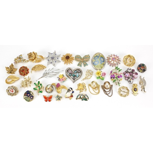 1543 - Vintage and later brooches, some jewelled and enamel including Sophie Goetsch