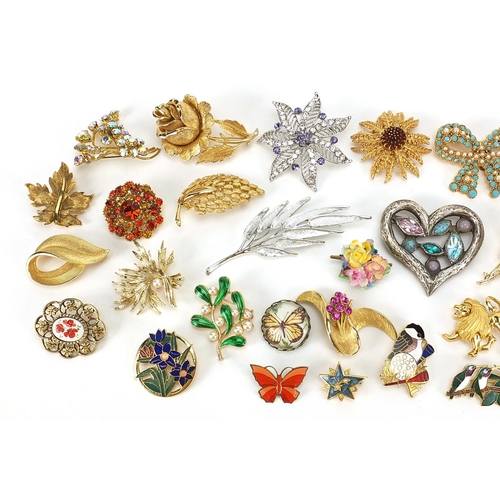 1543 - Vintage and later brooches, some jewelled and enamel including Sophie Goetsch